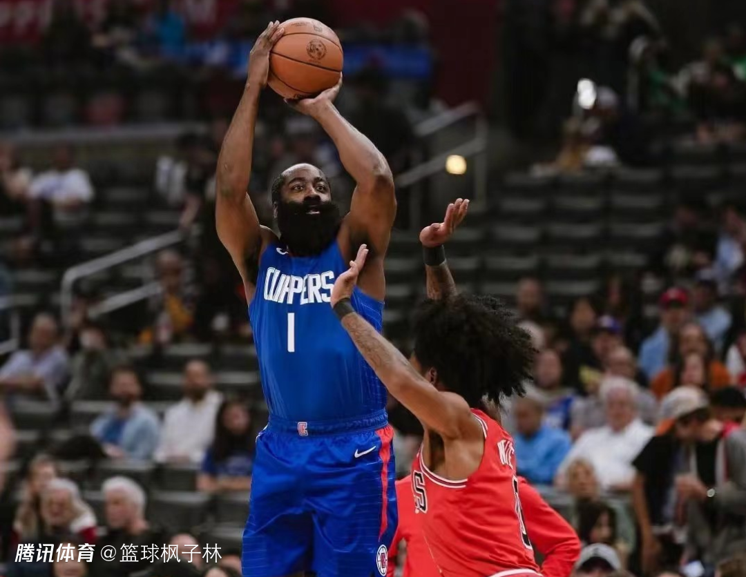 爱游戏-哈登回归赛场，逆转首场状态亮眼，公牛观众沸腾！的简单介绍